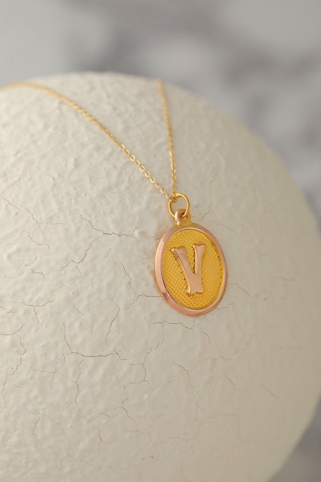 14 Ayar Altın V Harfi Kolye Ucu Nostaljik Desenli Zincir Dahil Değildir