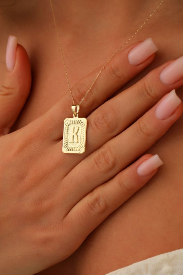 14 Ayar Altın K Harfi Kolye Ucu Kare Desenli Harf Zincir Dahil Değildir
