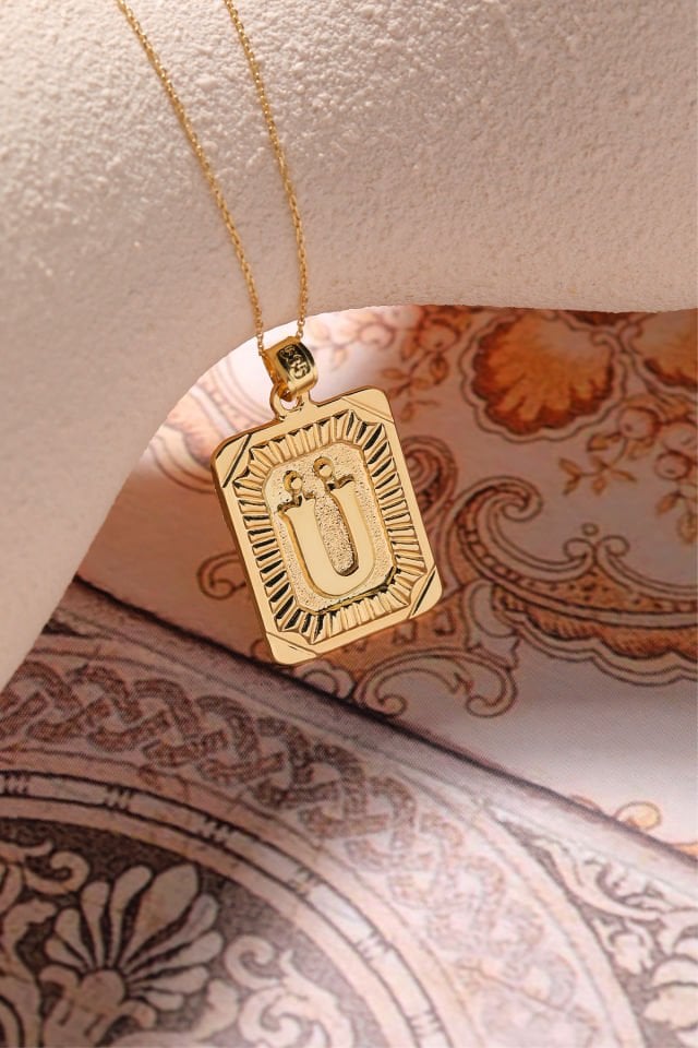 14 Ayar Altın Ü Harfi Kolye Ucu Kare Desenli Harf Zincir Dahil Değildir