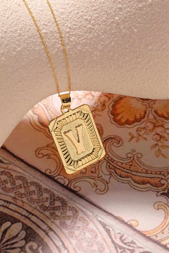 14 Ayar Altın V Harfi Kolye Ucu Kare Desenli Harf Zincir Dahil Değildir